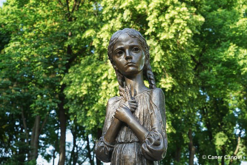 Fransız Senatosu da 1932-1933 Holodomor'unu Ukrayna halkının soykırımı olarak kabul etti.