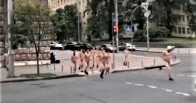 Kiev'de bir grup erkek maskeli ve çıplak olarak sokakta koştu