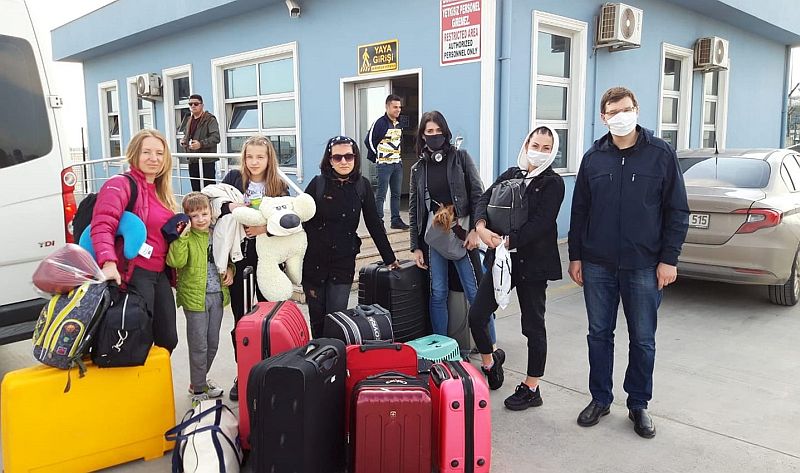 73 Ukraynalı daha Türkiye'den feribotla dönüyor