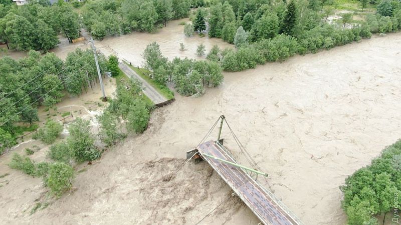 Batı Ukrayna'da 187 yerleşim bölgesi sular altında kaldı