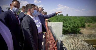 Zelenskiy, Zaporijya'da Onur Taahhüt tarafından yapılan köprünün inşaatını gezdi